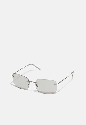 Lunettes de soleil rectangulaires grises avec des montures en métal argenté fines, mettant en avant des branches droites et un design minimaliste, sans motifs ni logos visibles.