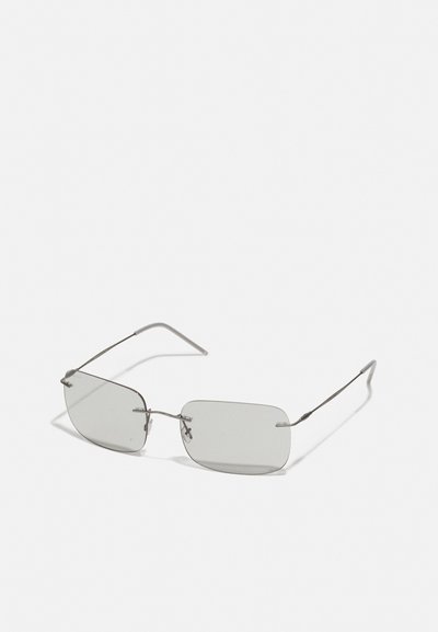 Gafas de sol rectangulares grises con finos marcos de metal plateado, con patillas rectas y diseño minimalista, sin patrones o logotipos visibles.