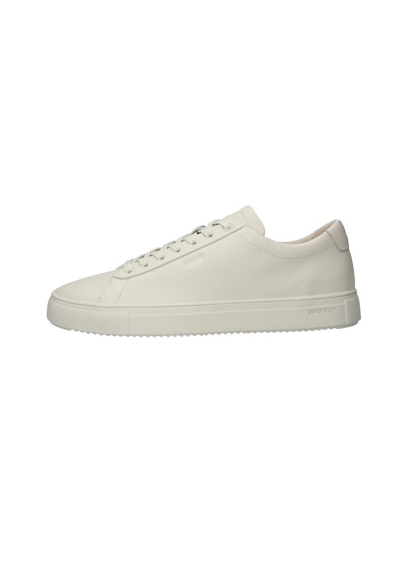 Witte leren sneaker met een gladde textuur, ronde neus, platte veters en een licht verhoogde rubberen zool met een zigzagpatroon.
