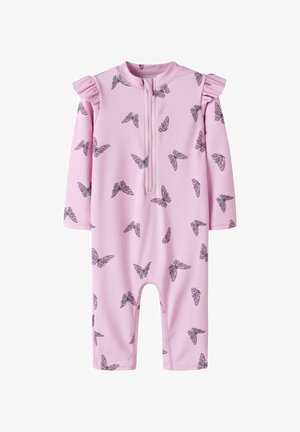 Rosa babydrakt med lange ermer, frontglidelås, skuldervolanger og et flerfarget sommerfuglmønster over hele stoffet.