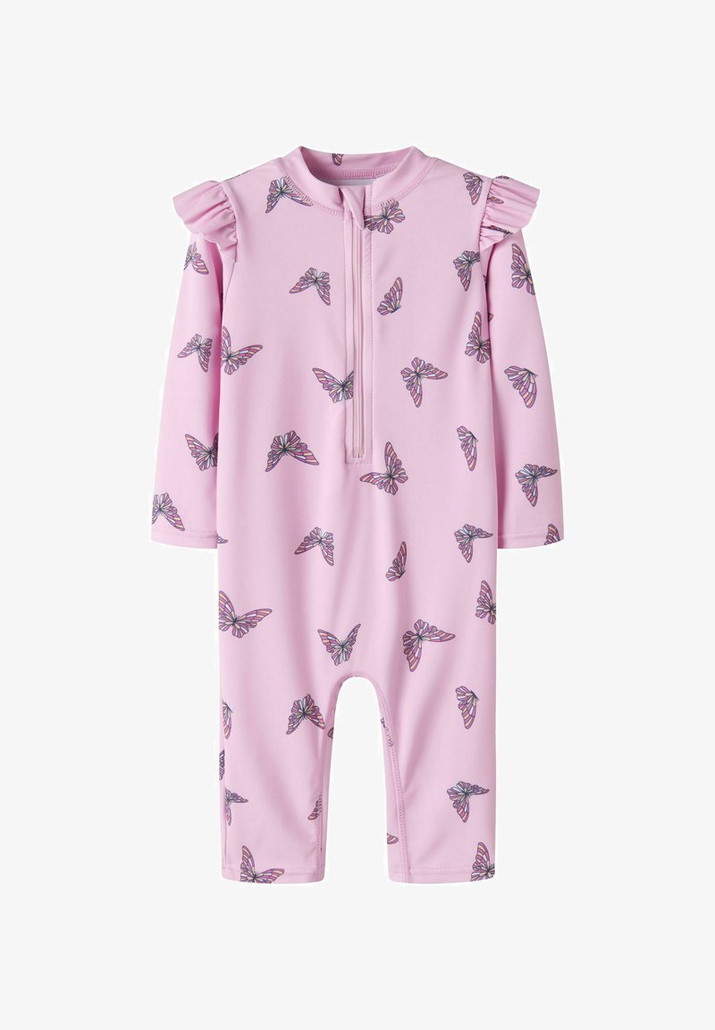 Combinaison pour bébé rose à manches longues, fermeture éclair à l'avant, volants aux épaules, et motif de papillons multicolores sur tout le tissu.
