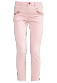 Pantalon rose ajusté avec poches avant ornées d'accents brillants, confectionné dans un tissu lisse, et doté de fermetures éclair aux chevilles pour un look sur mesure.