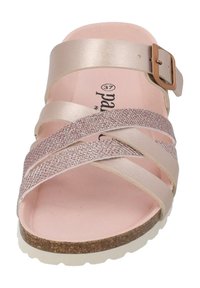 Sandale rose clair avec des brides croisées en matériau brillant et une touche scintillante. Présente une semelle en liège et une boucle en métal pour un ajustement.