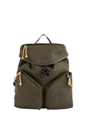 Dunkelgrüner Rucksack mit einer oberen Klappe, zwei vorderen Reißverschlusstaschen und beigen Kordelzügen an den Reißverschlüssen.