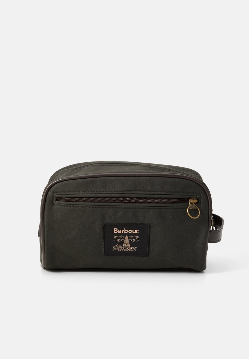 Sötétzöld, téglalap alakú toalett táska elülső cipzáras zsebbel, bőrkivitelben, és Barbour logóval, amely világítótorony mintát tartalmaz.