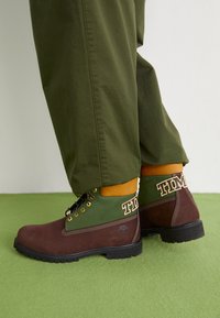 Unselected, dark brown/green