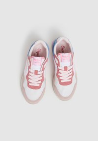 Zapatillas blancas con detalles en ante rosa y detalles en azul claro. Diseño con cordones, parte superior de malla texturizada y marca en rosa en la lengüeta.