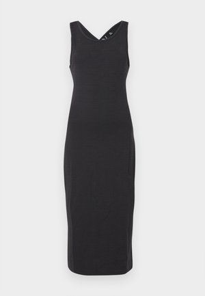 Robe noire sans manches avec une coupe mi-genou, dotée d'un tissu texturé et d'un col en V croisé. Design minimaliste sans accents visibles.