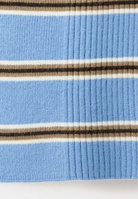 Tissu tricoté bleu avec des rayures horizontales marron, blanc et noir dans des motifs alternés épais et fins.