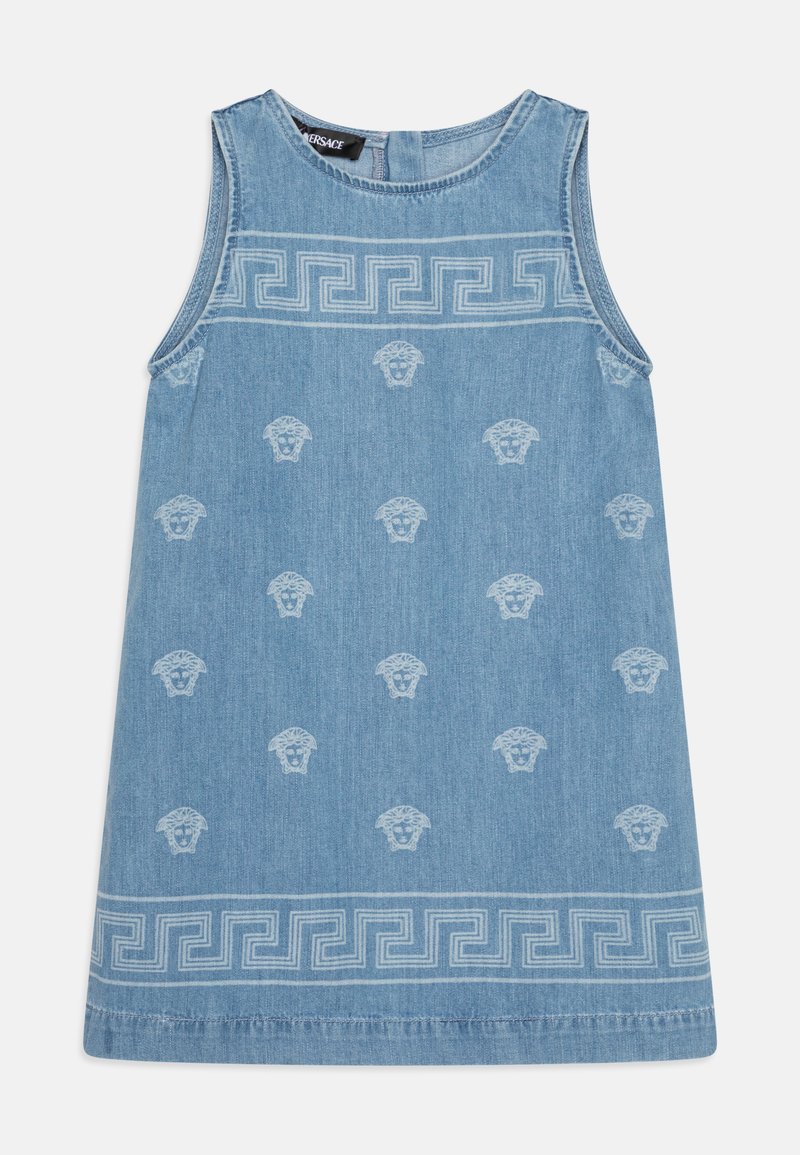 Vestido de ganga sem mangas em azul claro, com um padrão de cabeças de Medusa por todo o lado e uma borda decorativa em chave grega na bainha.