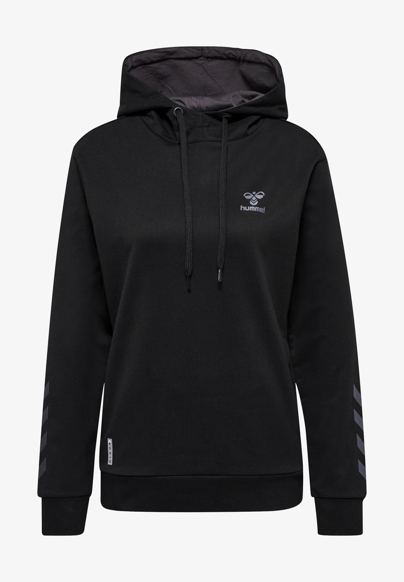 Sweat à capuche noir à manches longues avec cordons à l'avant, logo Hummel réfléchissant sur la poitrine, et bandes chevrons sur les manches.