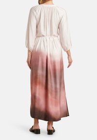 Maxi-jurk met een taillering, lange pofmouwen en een ombre patroon dat overgaat van lichtroze naar donkerbruin. Soepele satijnen textuur.