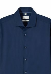 Marineblaue, körperbetonte Bluse aus strukturiertem Stoff mit spitzem Kragen, sieben Knöpfen vorne und einem Markenetikett innen.