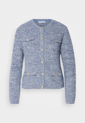 Niebieski kardigan o fakturze z okrągłym dekoltem, długimi rękawami, złotymi guzikami oraz dwiema kieszeniami naszytymi z przodu. Zaprojektowany w dopasowanym fasonie.
