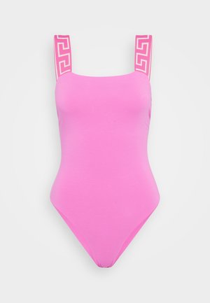 Bañador de una sola pieza en rosa brillante, con tirantes anchos y un patrón geométrico. Textura suave, escote redondeado y cobertura mínima.