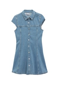Vestido de mezclilla en azul claro, con mangas cortas tipo capullo, botón delantero, costuras estructuradas y una falda acampanada con dobladillo deshilachado.