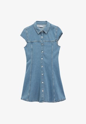 Abito di jeans di un azzurro chiaro, con maniche corte a cappuccio, apertura frontale con bottoni, cuciture strutturate e una gonna a campana con orlo sfilacciato.