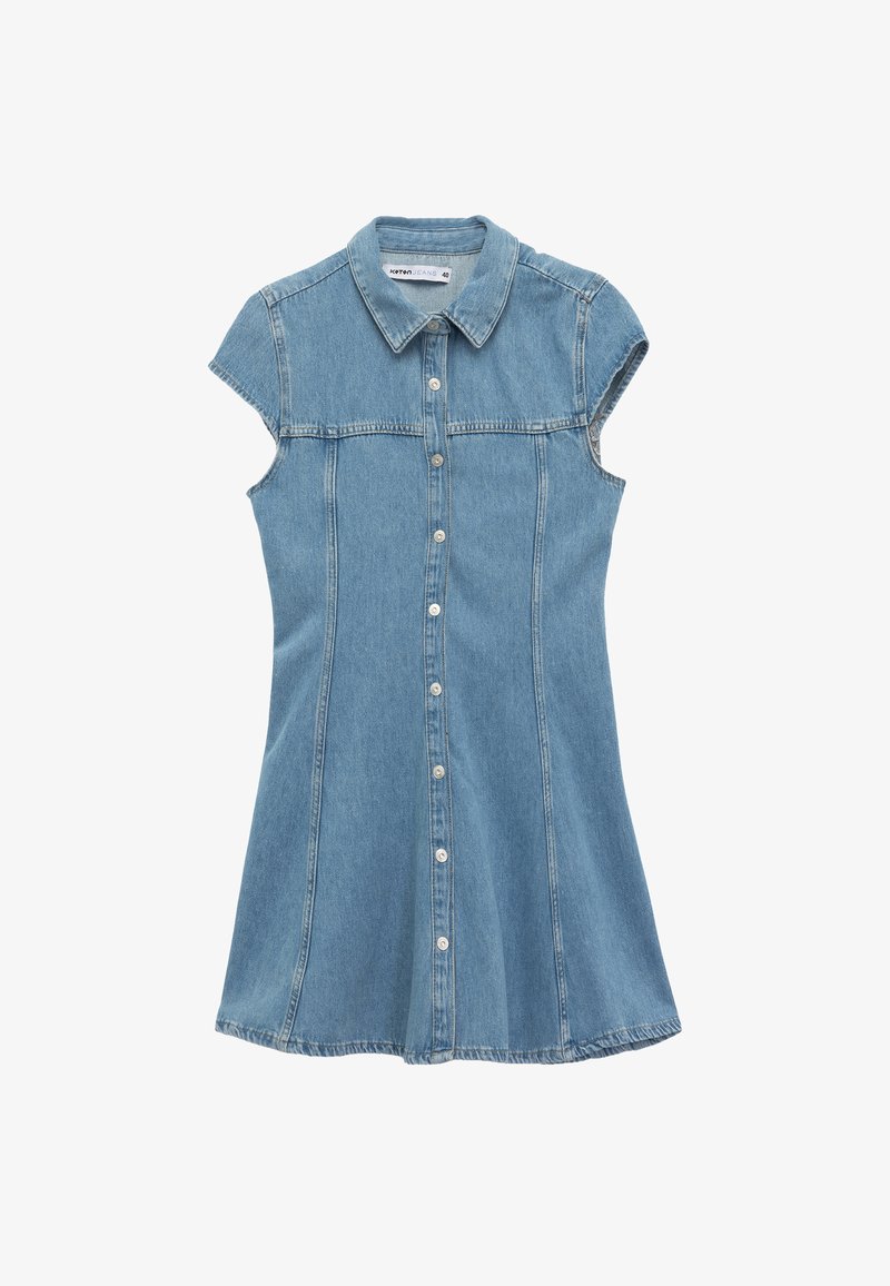 Vestido de mezclilla en azul claro, con mangas cortas tipo capullo, botón delantero, costuras estructuradas y una falda acampanada con dobladillo deshilachado.
