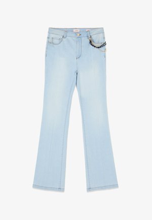 Jeans a zampa di colore azzurro chiaro con tasche frontali, chiusura con cerniera e bottone, e catene decorative attaccate alla tasca frontale destra.