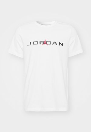 Camiseta blanca de algodón con mangas cortas, que presenta "JORDAN" en texto negro y un logotipo en silueta roja centrado debajo del texto.
