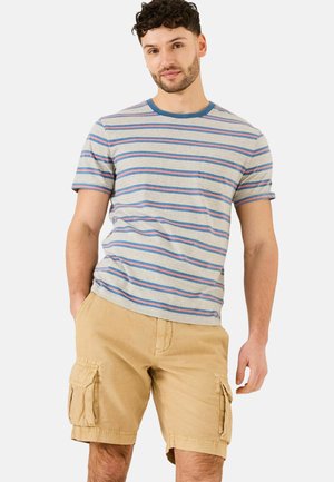 Graues gestreiftes T-Shirt mit blauen und rosa Linien, kurzen Ärmeln und einer Brusttasche, kombiniert mit beigen Cargo-Shorts mit Seitentaschen.