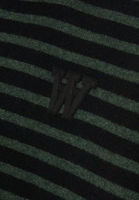 Randig tröja i mörkgrön och svart, med en mjuk textur och broderad "W"-logotyp i svart. Subtil färgkontrast och mönster.