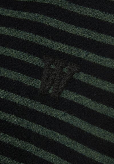 RöStripeeritud sviiter tumerohelises ja mustas, millel on pehme tekstuur ja musta värvi tikitud "W" logo. Peen värvikoosolek ja muster.