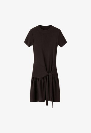 Robe noire à manches courtes avec encolure ronde, jupe froncée et détail de nœud devant à la taille, présentée sur un fond uni.