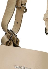 Borsa a mano in pelle beige con una texture liscia, anelli di attacco metallici e un dettaglio con logo. La tracolla è regolabile per maggiore comodità.