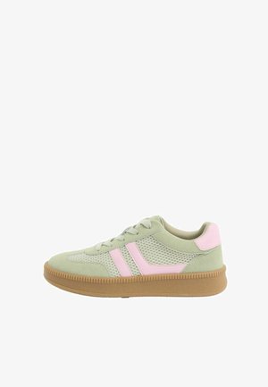 Zapatilla deportiva verde claro con rayas rosas y detalle en el talón, paneles laterales de malla, cierre de cordones en la parte delantera y suela gruesa de goma marrón.