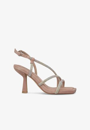 Sandalias de tacón de ante rosa con tiras de strass cruzadas, punta cuadrada y un tacón de aguja de altura media. Presentan una correa con hebilla en el tobillo.