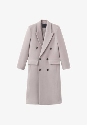 Cappotto doppiopetto grigio chiaro realizzato in tessuto morbido, con colletto a revers, due tasche frontali e bottoni scuri per la chiusura.