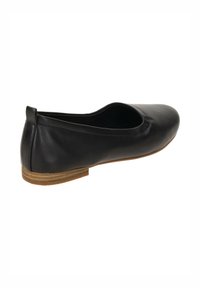 Ballerine in pelle nera con punta arrotondata, tacco basso in legno e superficie liscia. Design semplice senza decorazioni.