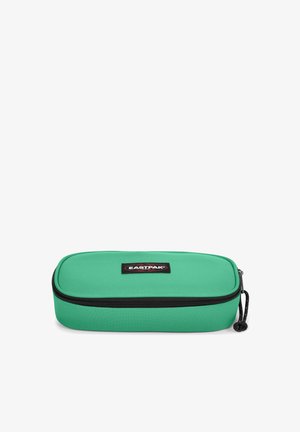 Astuccio verde di forma rettangolare, realizzato in tessuto, con una zip nera e un'etichetta logo Eastpak sulla parte anteriore.