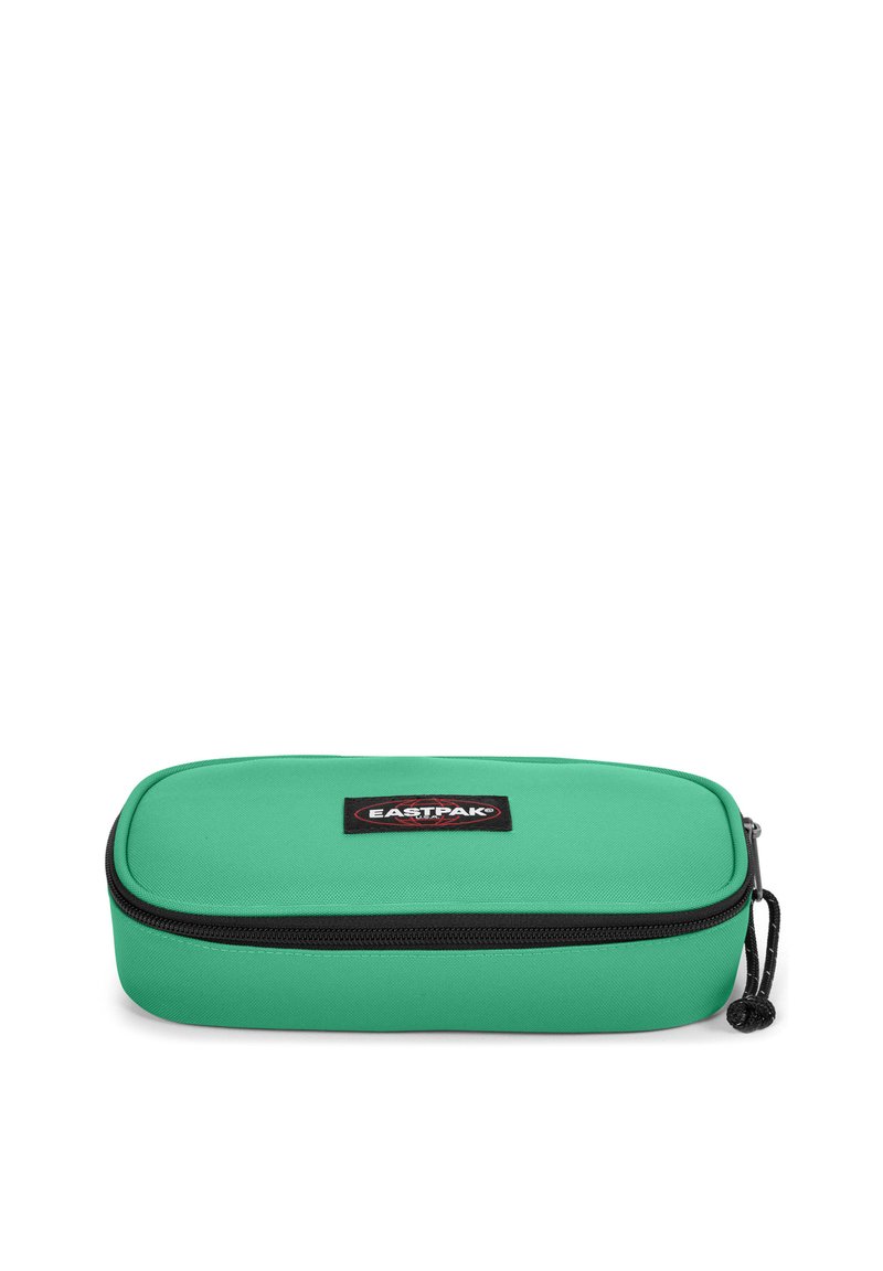 Grön pennfodral i rektangulär form, tillverkat av tyg, med en svart dragkedja och ett Eastpak-logopatch på framsidan.