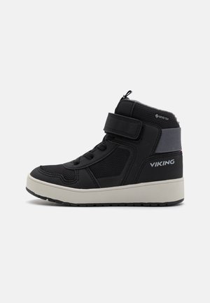 Schwarze High-Top-Sneaker mit einem Klettverschluss, Netzeinsätzen und einer weißen Sohle mit "VIKING"-Branding. Gore-Tex für Wasserbeständigkeit.
