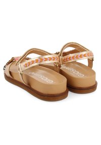 Tan platform sandaler med gyldne stropper og flettede orange detaljer. Flad sål, tekstureret finish og logo på indersålen.