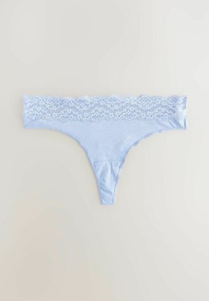 Tanga de color azul claro con una banda de encaje en la cintura, que presenta una textura de tela suave y un diseño minimalista. El encaje tiene un patrón con borde en forma de onda.