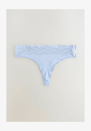 String léger bleu avec une taille en dentelle, présentant une texture de tissu lisse et un design minimaliste. La dentelle a un motif à bord festonné.