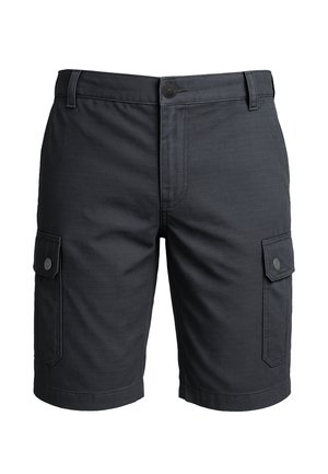 Zwarte cargoshorts tot de knie met knoopsluitingen op de flapzakken aan elke kant en lussen voor een riem bij de taille.