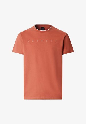 Kortærmet t-shirt i rustfarve lavet af bomuld, med hvidt "HACKETT"-tryk på brystet og en rund halsudskæring med en tynd hvid kant.