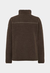 Ruskea fleece-takki, jossa on korkea kaulus, teksturoitu kangas, pitkät hihat ja vaakasuuntainen sauma takana.