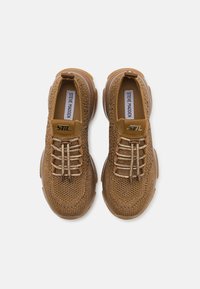 Braune gestrickte Sneaker mit strukturiertem Mesh-Obermaterial, elastischen Schnürsenkeln und gepolsterter Sohle. Mit Logo-Branding und Akzentdetails an den Schnürsenkeln.