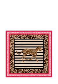 Bufanda de estampado de leopardo que presenta una silueta central de leopardo sobre rayas horizontales. Enmarcada por un borde rosa con acentos de texto.