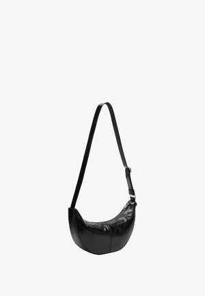 Czarna skórzana torba hobo o zaokrąglonym kształcie, z regulowanym paskiem i zamknięciem na zamek. Gładka tekstura z minimalnymi detalami sprzętowymi.