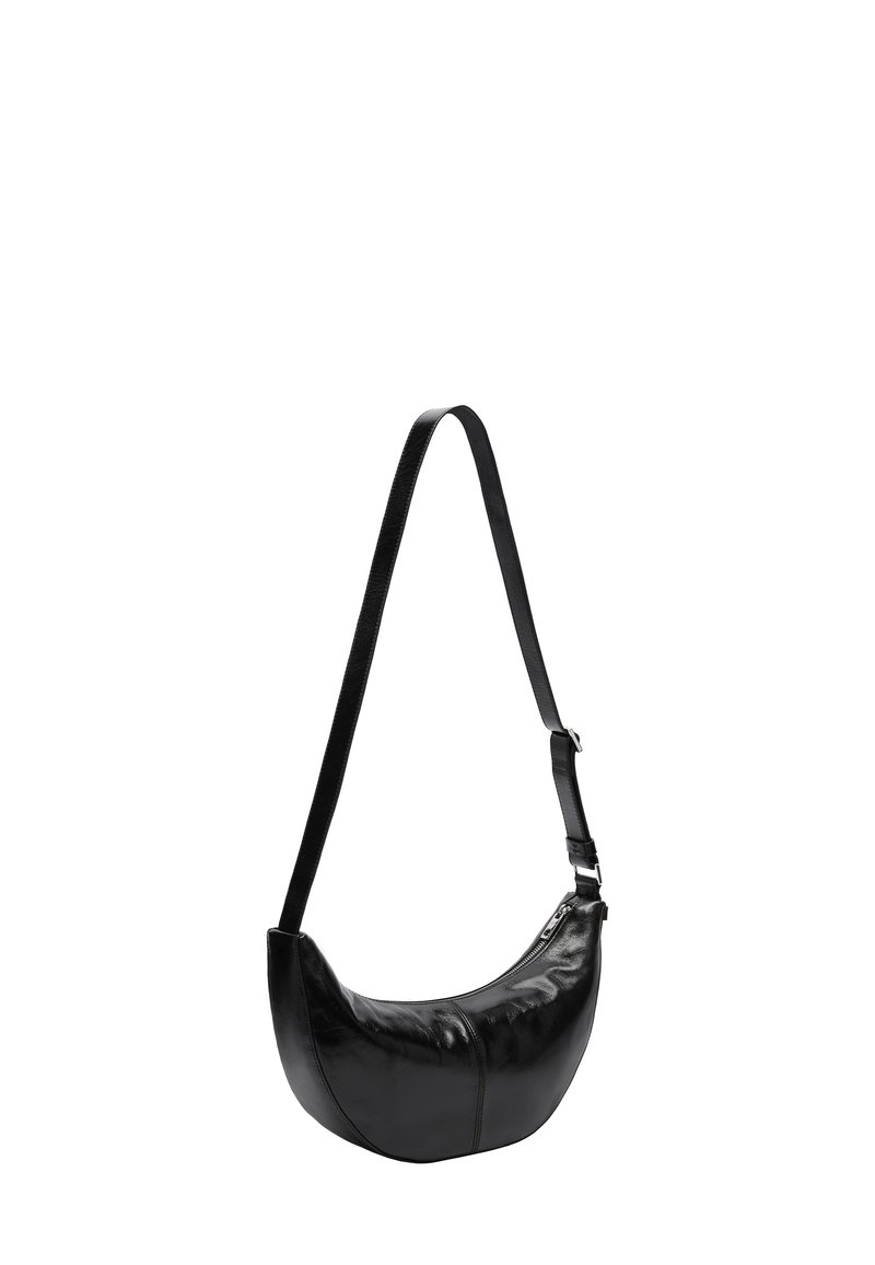 Czarna skórzana torba hobo o zaokrąglonym kształcie, z regulowanym paskiem i zamknięciem na zamek. Gładka tekstura z minimalnymi detalami sprzętowymi.