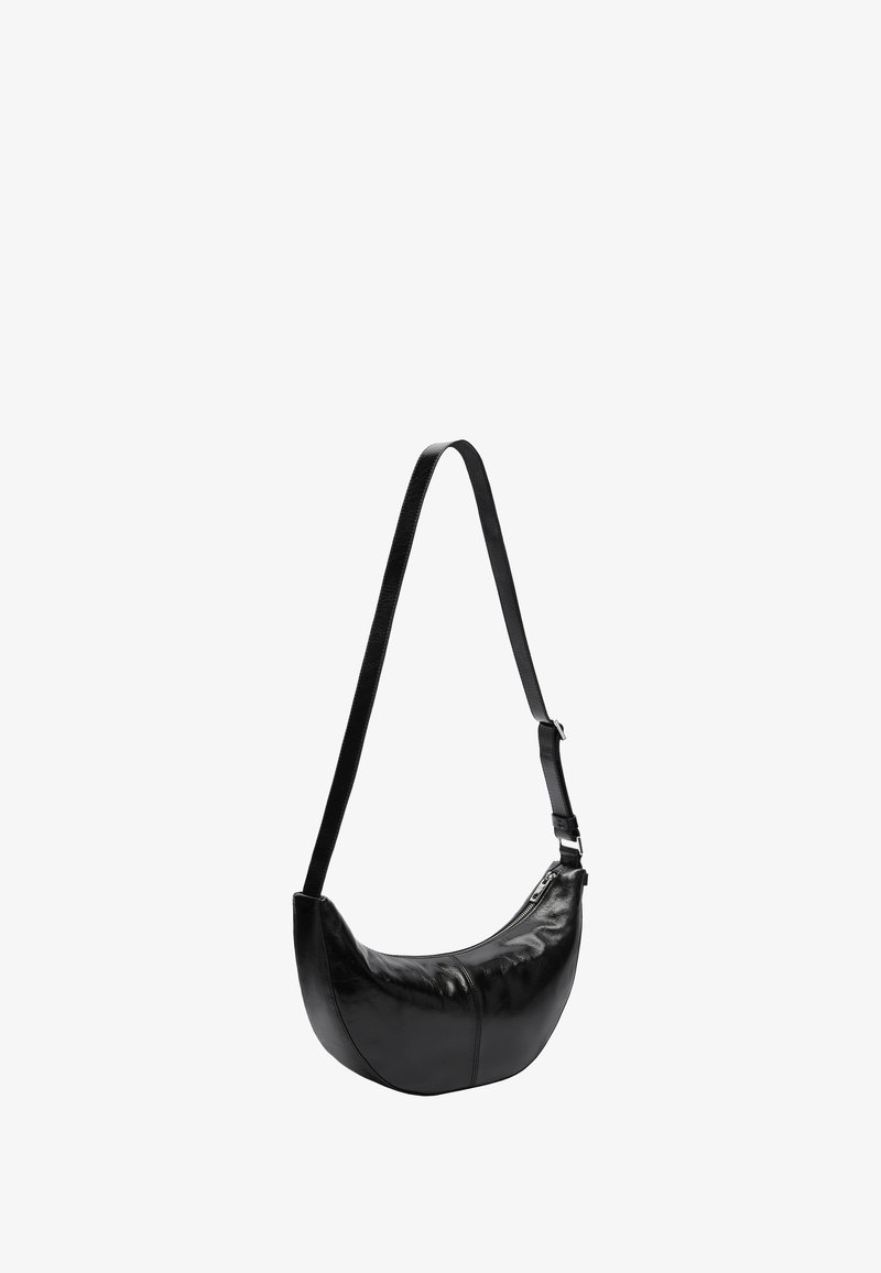 Czarna skórzana torba hobo o zaokrąglonym kształcie, z regulowanym paskiem i zamknięciem na zamek. Gładka tekstura z minimalnymi detalami sprzętowymi.