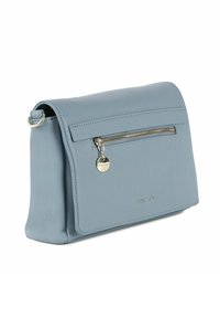 Bolso cruzado de cuero azul claro con un bolsillo frontal con cremallera, herrajes metálicos y un detalle del logo. Forma rectangular y textura suave.