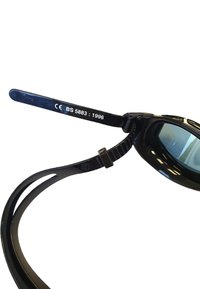 Zwarte zwembril met getinte lenzen en verstelbare rubberen banden. Bevat markeringen op de band die voldoen aan de voorschriften en specificaties.
