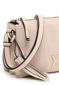 Borsa a tracolla in pelle perforata rosa chiaro con rifiniture nere, cinturino regolabile e tre nappine decorative attaccate sul lato.